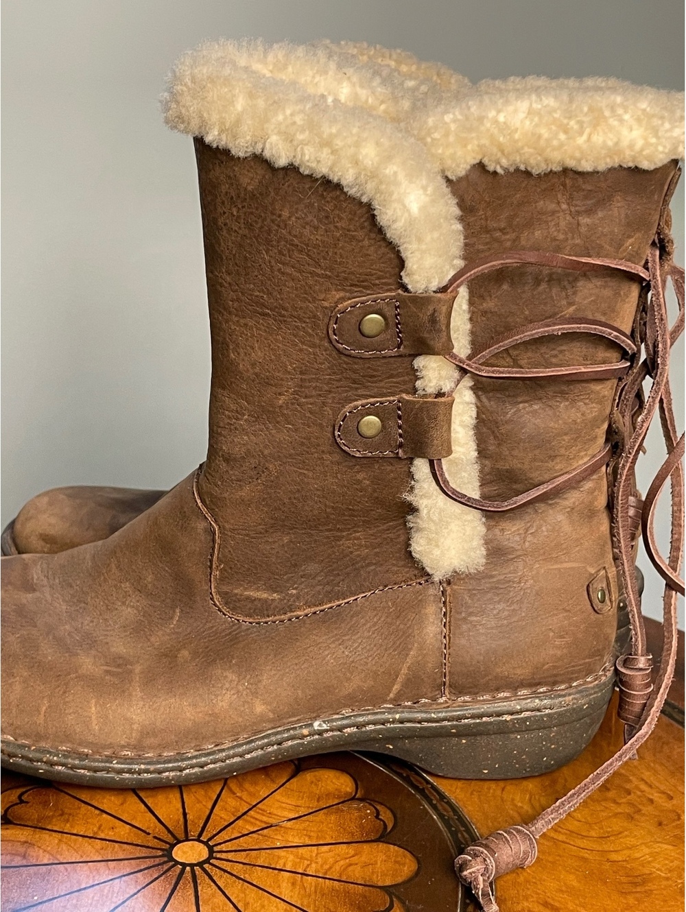 UGG Akadia Leather Shearling Winter Boots Women’s Size 9 Brown Buckle Mid-Calf - Picture 4 of 4